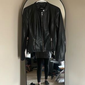 Black Leather Motorcycle Jacket with Fitted Silhouette and Rounded Collar